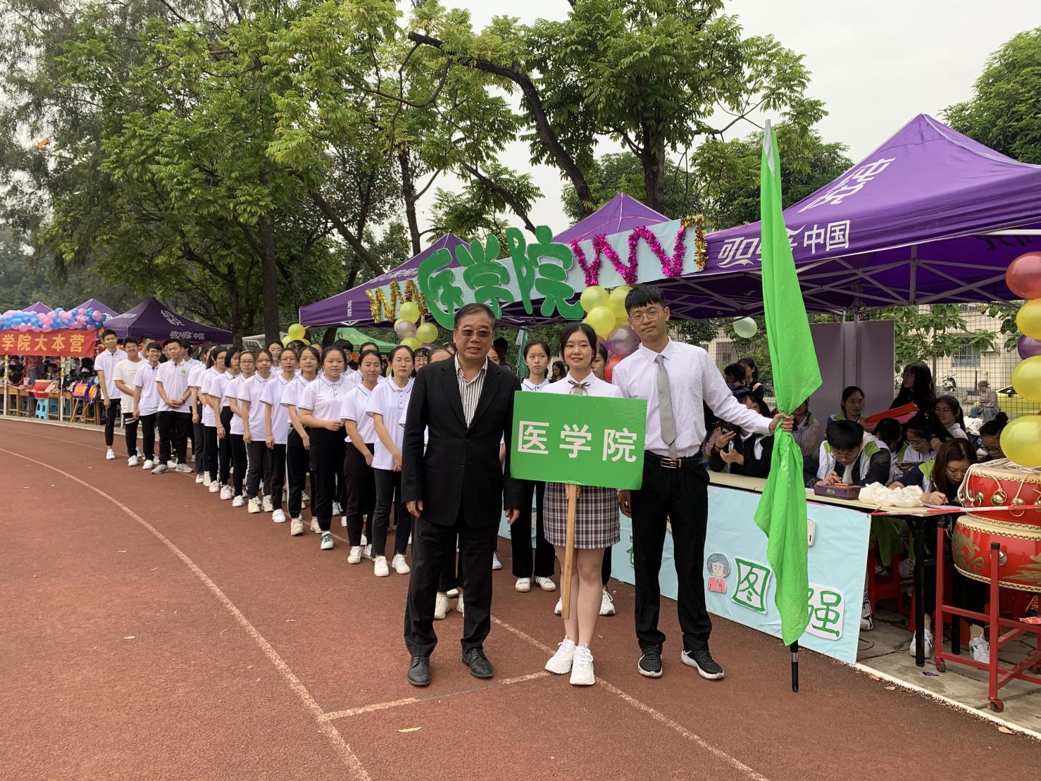 金沙集团3354cc第50届大学生运动会金沙集团3354cc齐院长与学生合照 金沙集团3354cc第50届大学生运动会金沙集团3354cc齐院长与学生合照